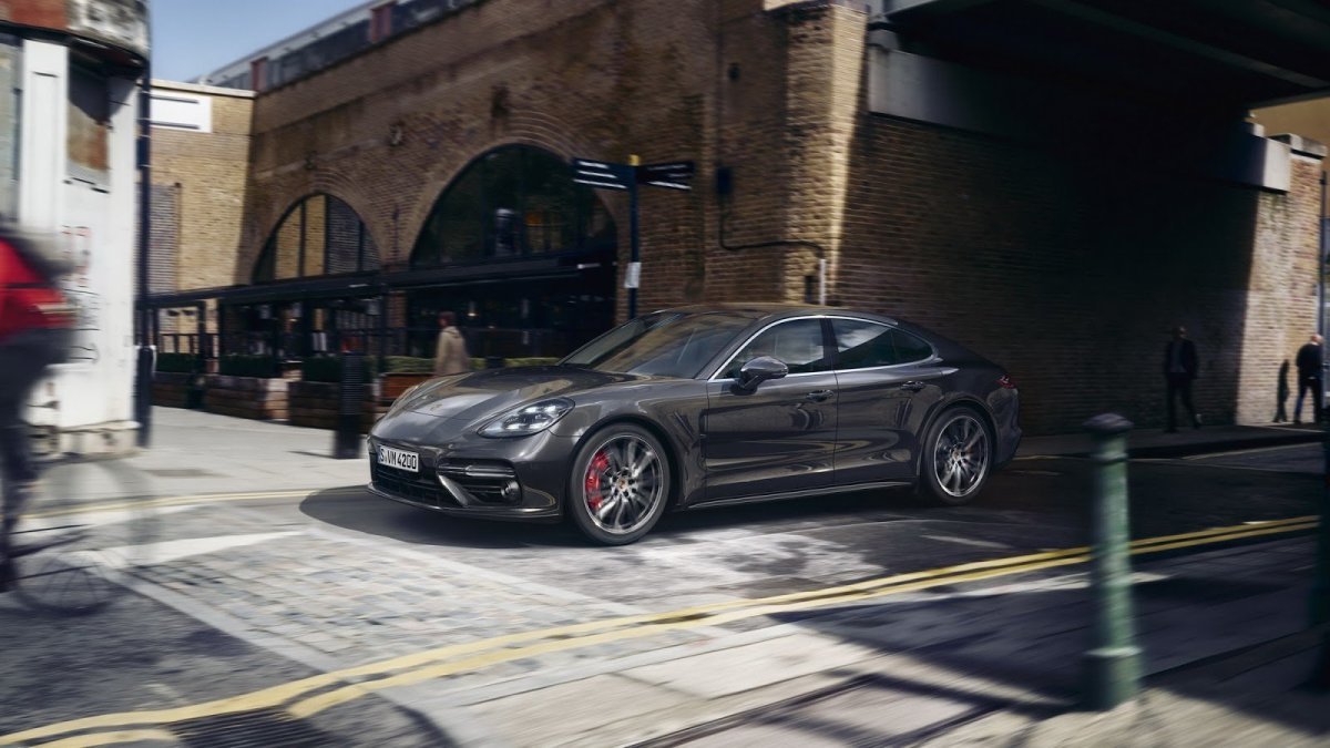 Druhá generace Porsche Panamera vyrostla a už není vzhledově tak kontroverzní.