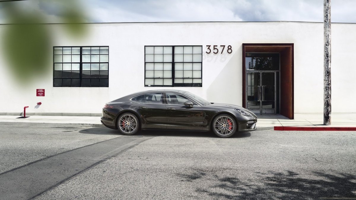 Druhá generace Porsche Panamera vyrostla a už není vzhledově tak kontroverzní.