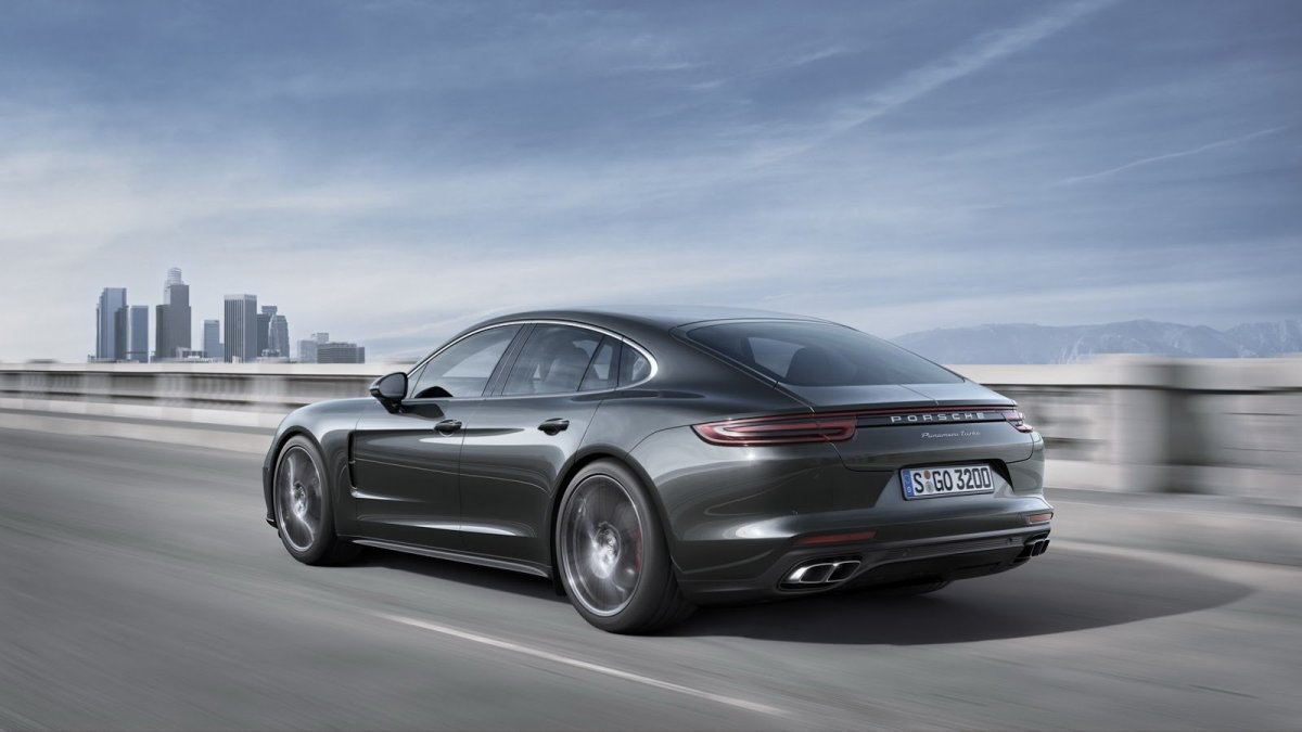 Druhá generace Porsche Panamera vyrostla a už není vzhledově tak kontroverzní.