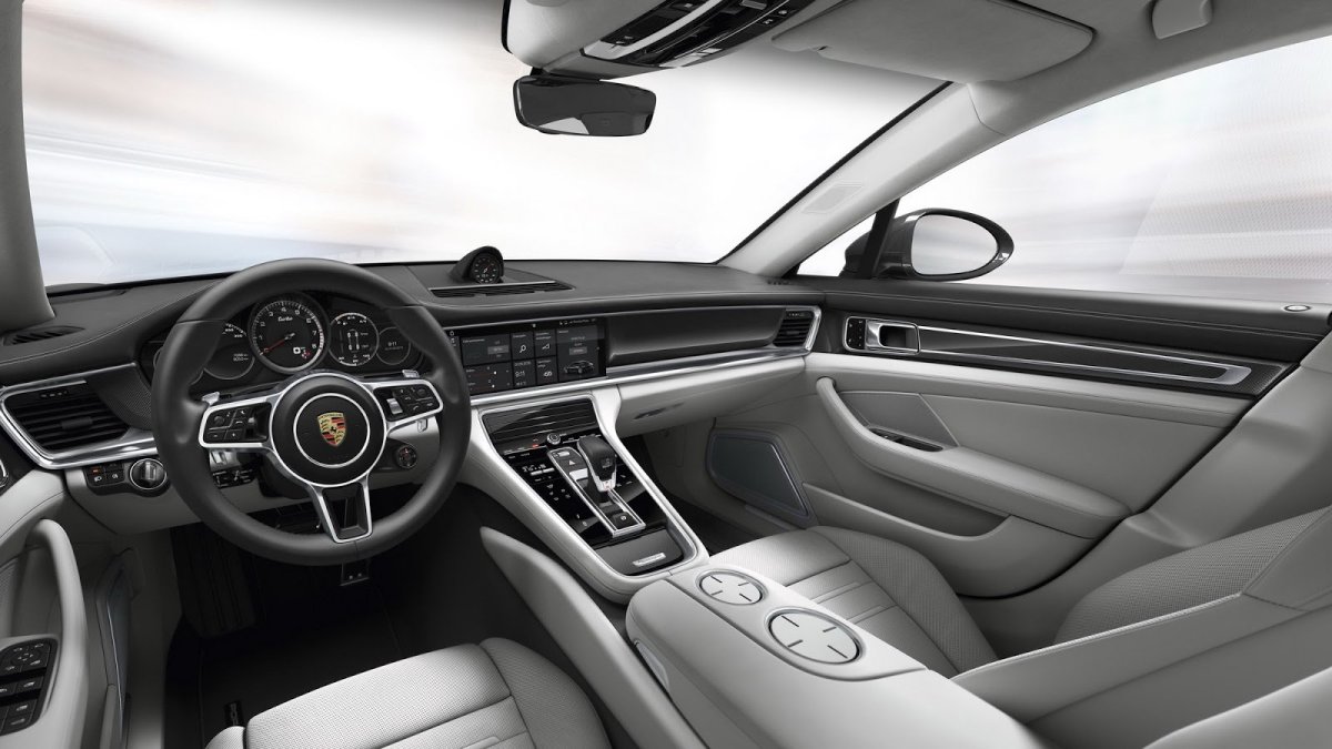 Druhá generace Porsche Panamera vyrostla a už není vzhledově tak kontroverzní.