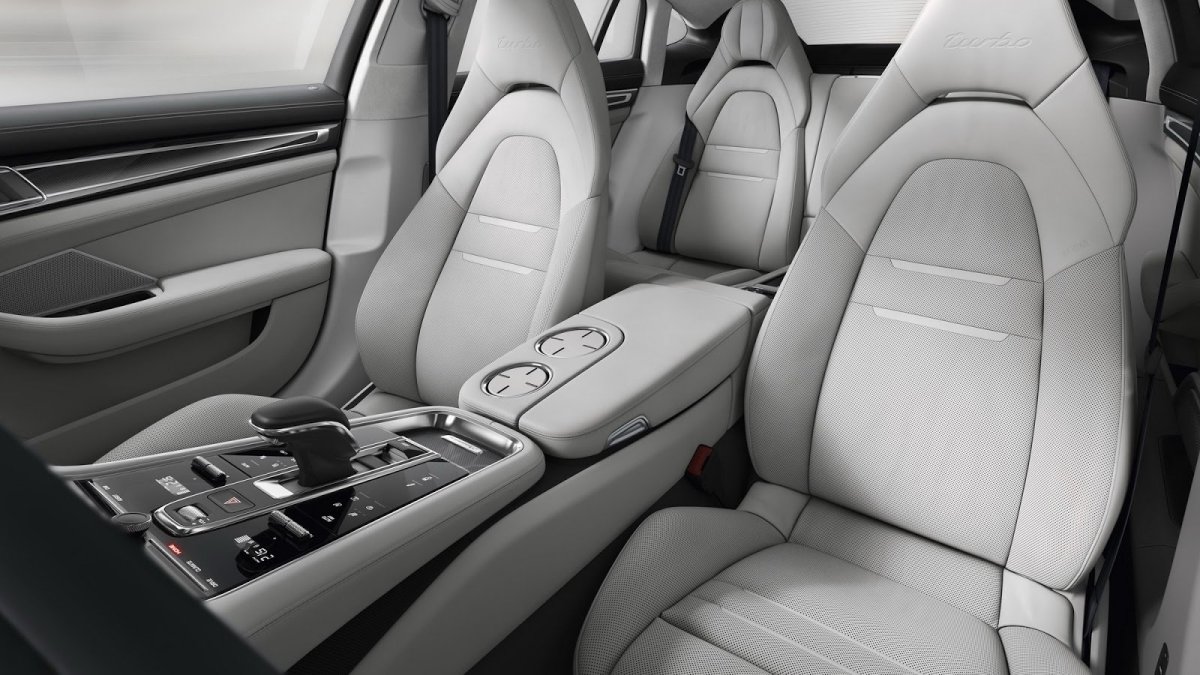 Druhá generace Porsche Panamera vyrostla a už není vzhledově tak kontroverzní.