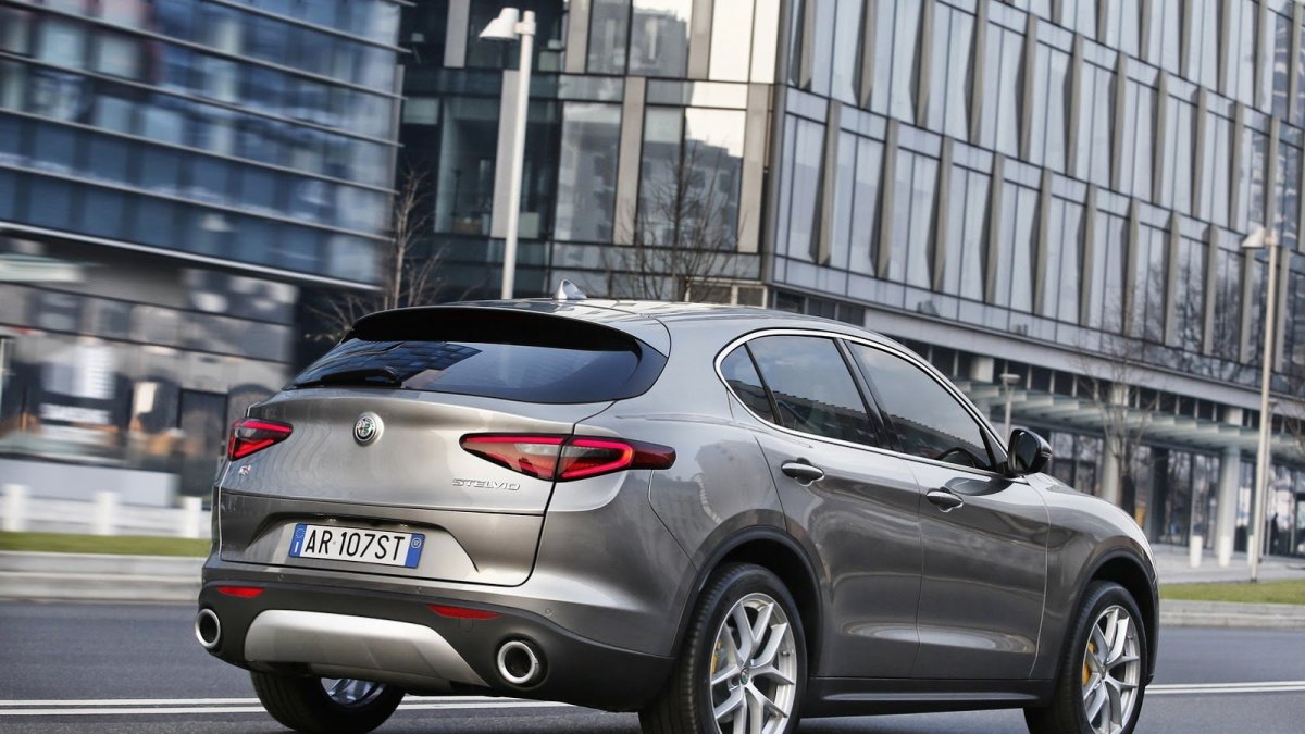 Alfa Romeo Stelvio přichází i v základní variantě, pořád je krásná.