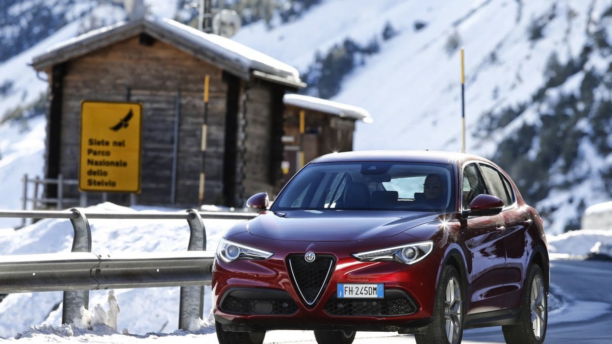 Alfa Romeo Stelvio přichází i v základní variantě, pořád je krásná.