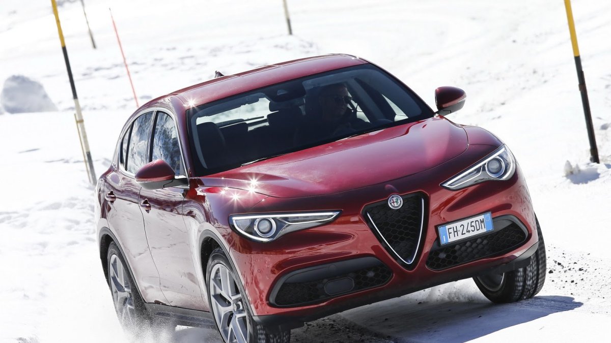 Alfa Romeo Stelvio přichází i v základní variantě, pořád je krásná.