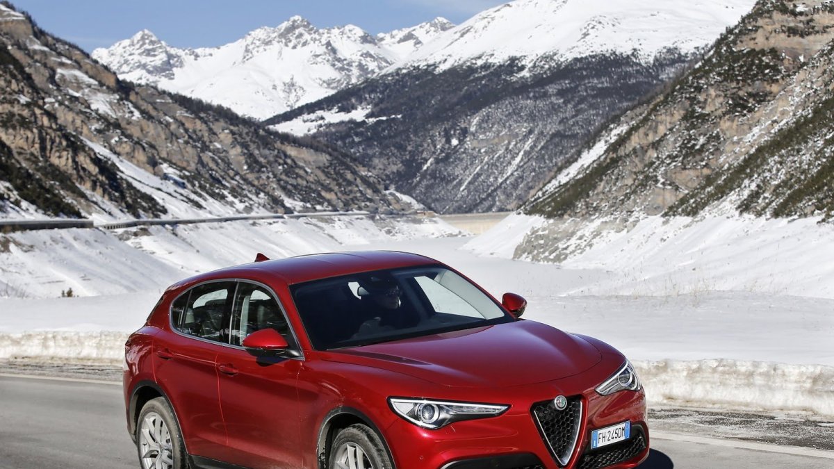 Alfa Romeo Stelvio přichází i v základní variantě, pořád je krásná.