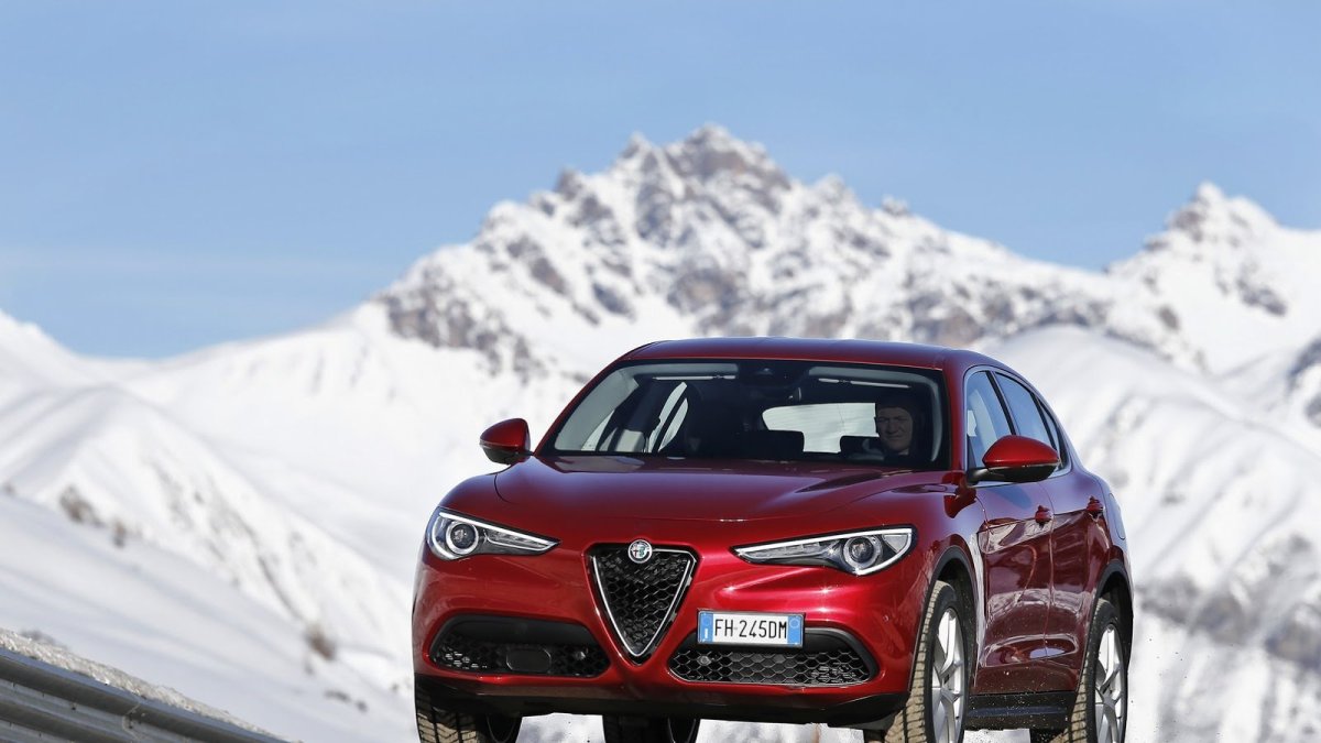 Alfa Romeo Stelvio přichází i v základní variantě, pořád je krásná.