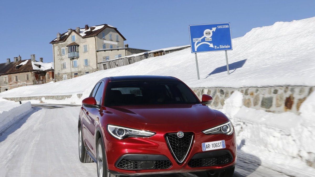 Alfa Romeo Stelvio přichází i v základní variantě, pořád je krásná.