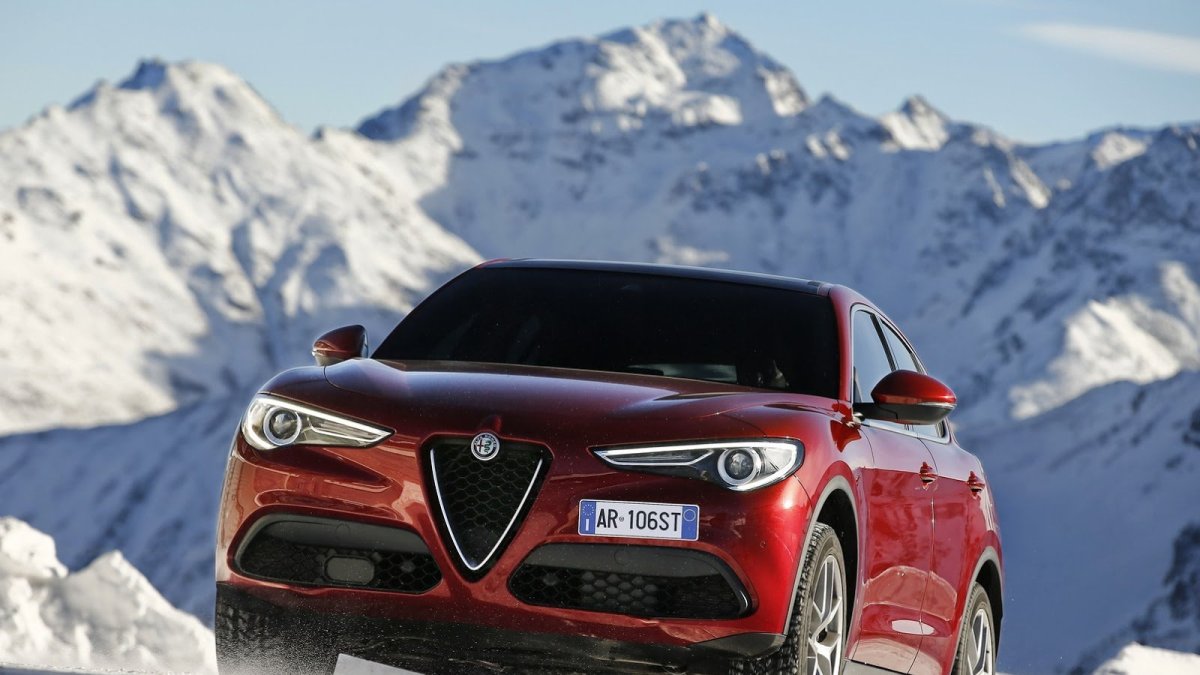 Alfa Romeo Stelvio přichází i v základní variantě, pořád je krásná.