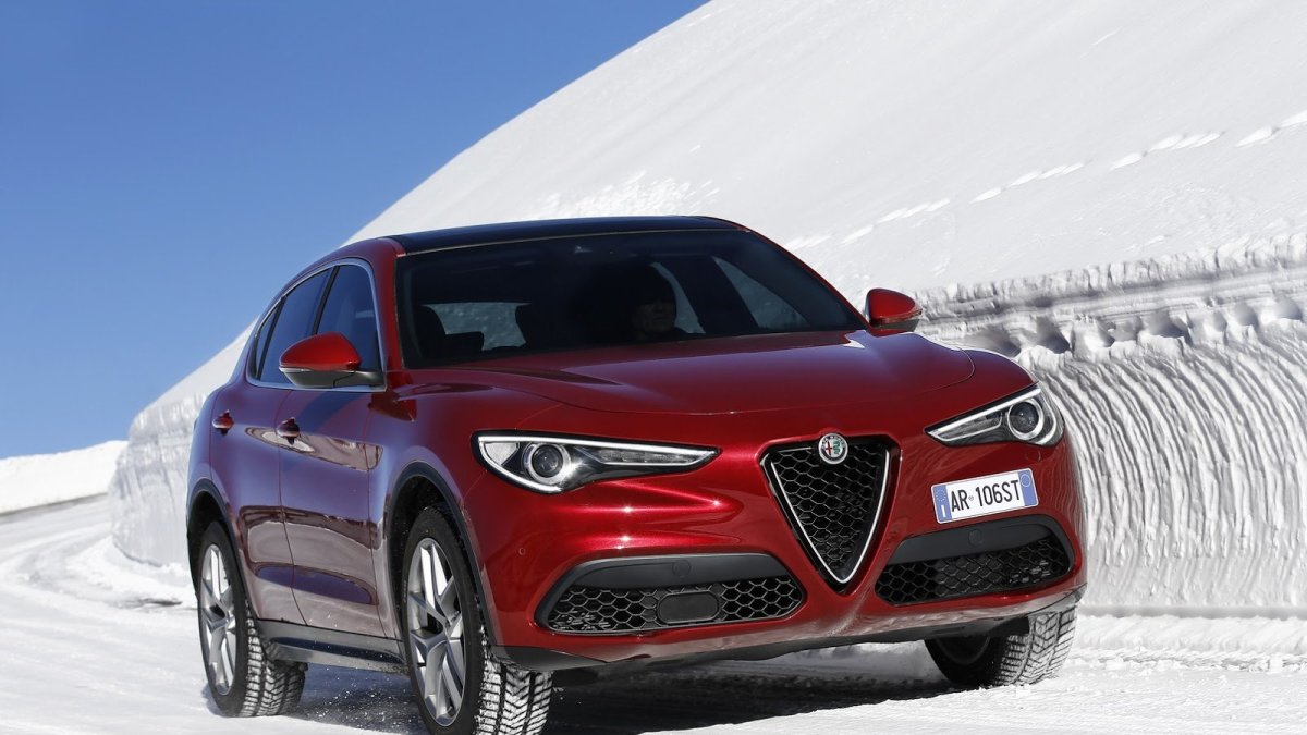 Alfa Romeo Stelvio přichází i v základní variantě, pořád je krásná.
