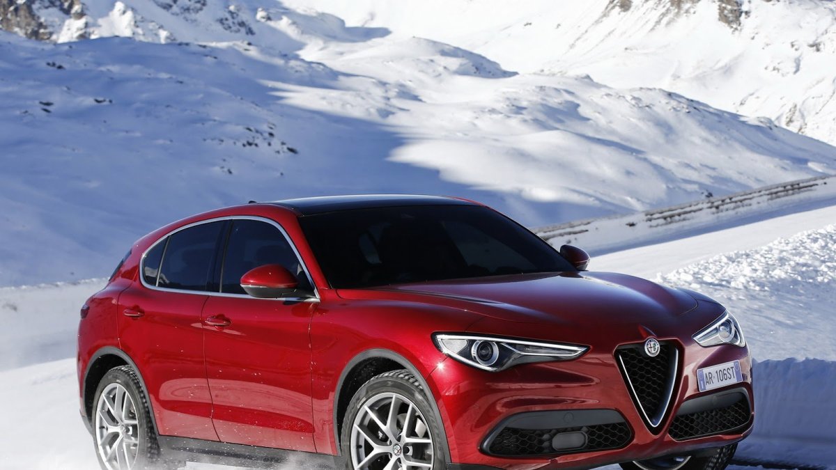 Alfa Romeo Stelvio přichází i v základní variantě, pořád je krásná.