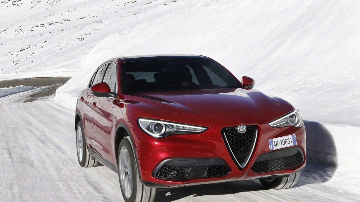 Alfa Romeo Stelvio přichází i v základní variantě, pořád je krásná.