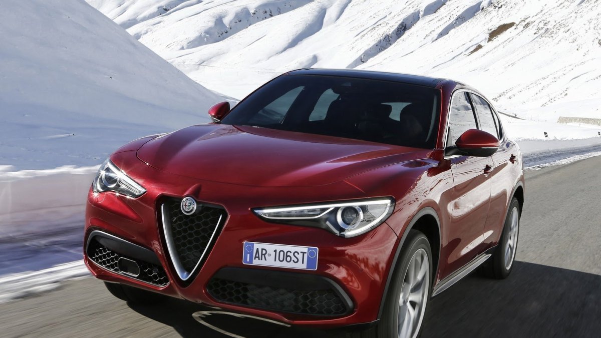 Alfa Romeo Stelvio přichází i v základní variantě, pořád je krásná.