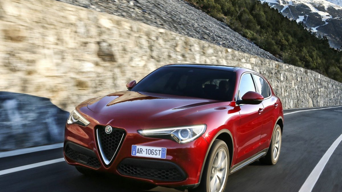 Alfa Romeo Stelvio přichází i v základní variantě, pořád je krásná.
