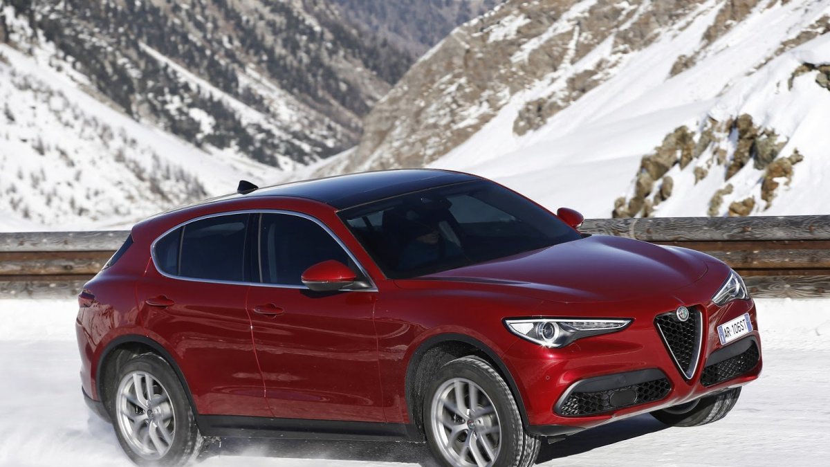 Alfa Romeo Stelvio přichází i v základní variantě, pořád je krásná.