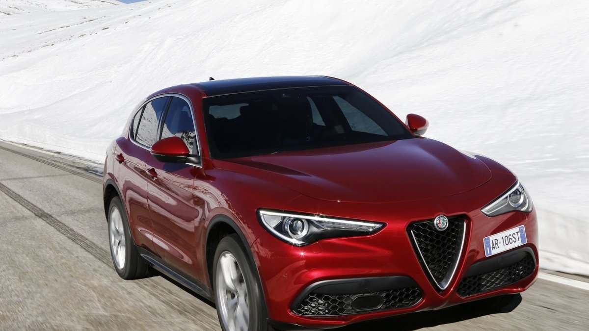 Alfa Romeo Stelvio přichází i v základní variantě, pořád je krásná.