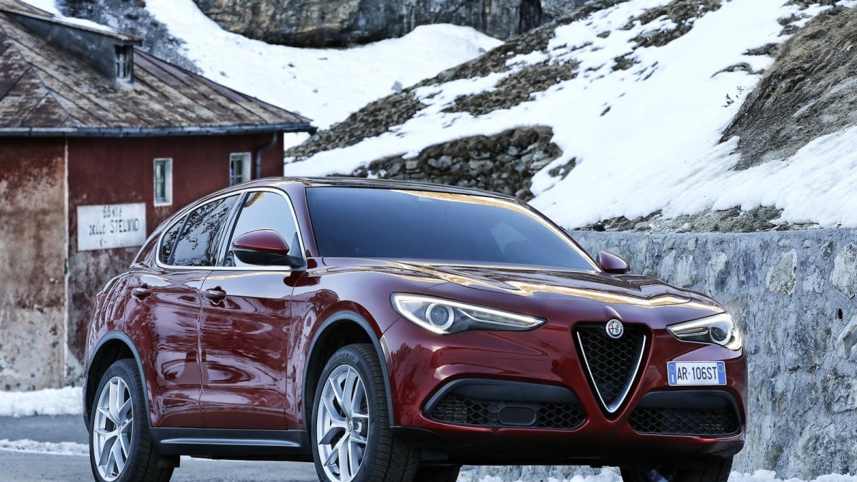 Alfa Romeo Stelvio přichází i v základní variantě, pořád je krásná.