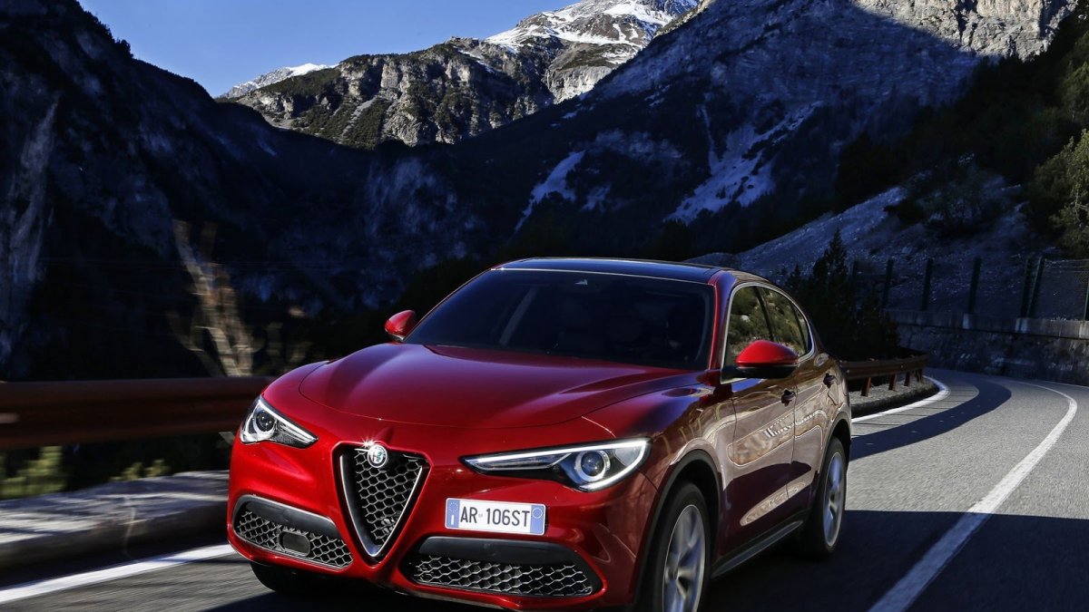 Alfa Romeo Stelvio přichází i v základní variantě, pořád je krásná.