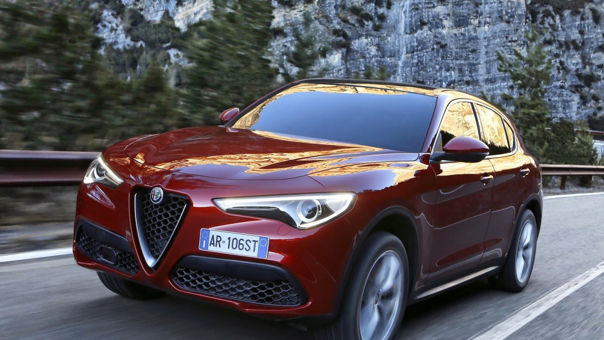 Alfa Romeo Stelvio přichází i v základní variantě, pořád je krásná.