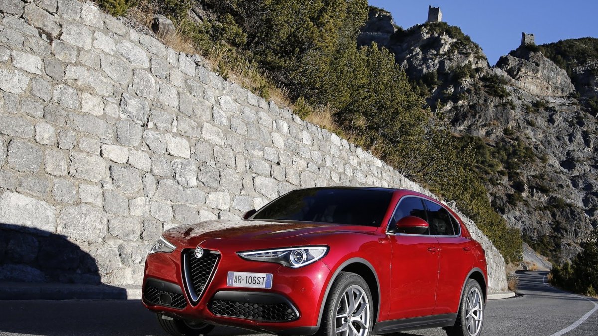 Alfa Romeo Stelvio přichází i v základní variantě, pořád je krásná.