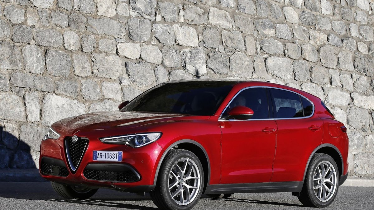 Alfa Romeo Stelvio přichází i v základní variantě, pořád je krásná.