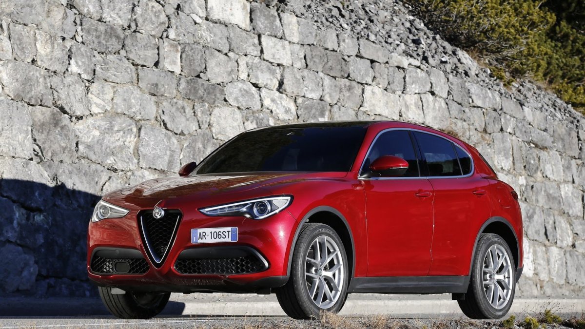 Alfa Romeo Stelvio přichází i v základní variantě, pořád je krásná.