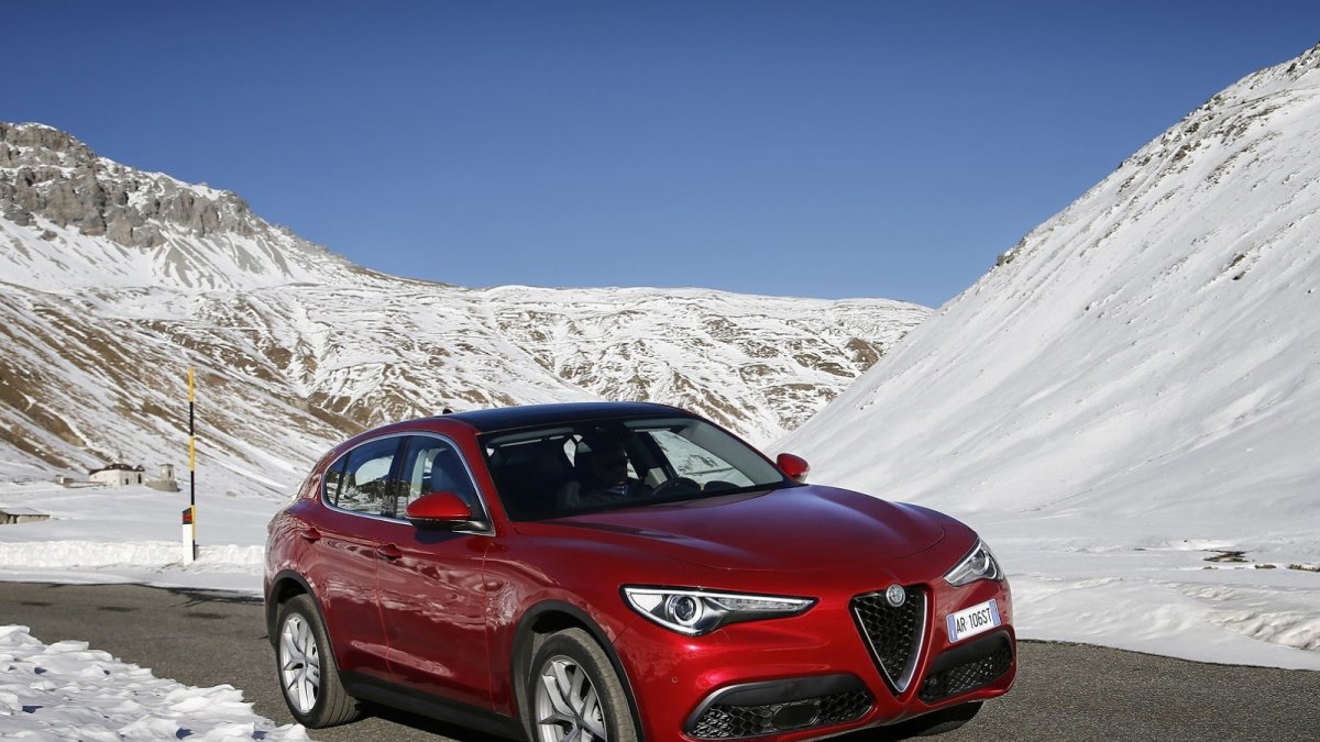 Alfa Romeo Stelvio přichází i v základní variantě, pořád je krásná.