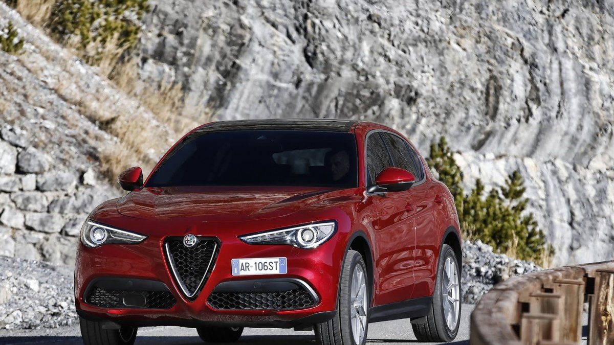 Alfa Romeo Stelvio přichází i v základní variantě, pořád je krásná.