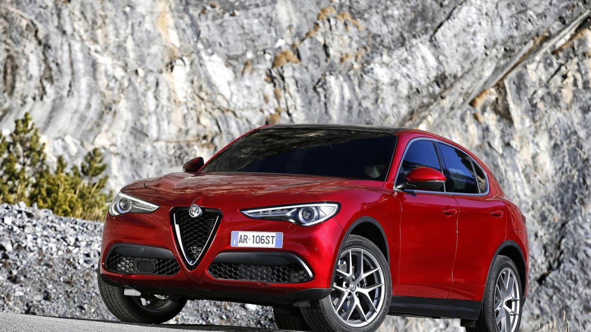 Alfa Romeo Stelvio přichází i v základní variantě, pořád je krásná.