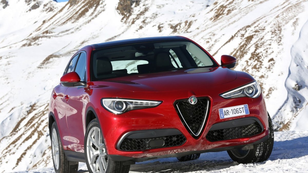 Alfa Romeo Stelvio přichází i v základní variantě, pořád je krásná.