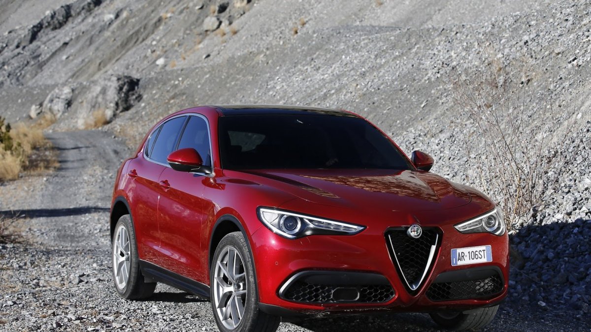 Alfa Romeo Stelvio přichází i v základní variantě, pořád je krásná.