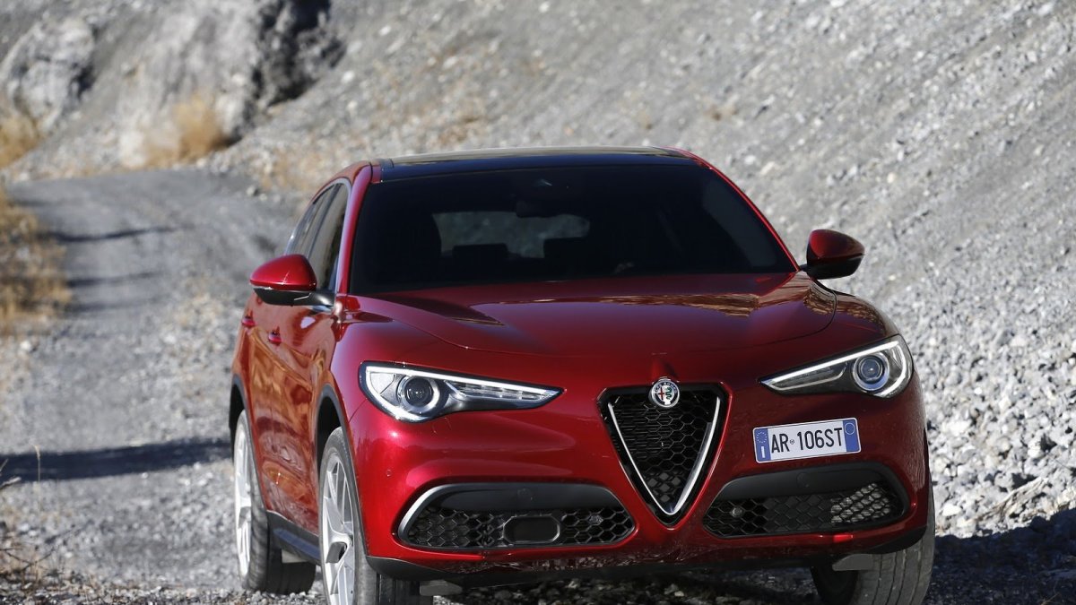 Alfa Romeo Stelvio přichází i v základní variantě, pořád je krásná.