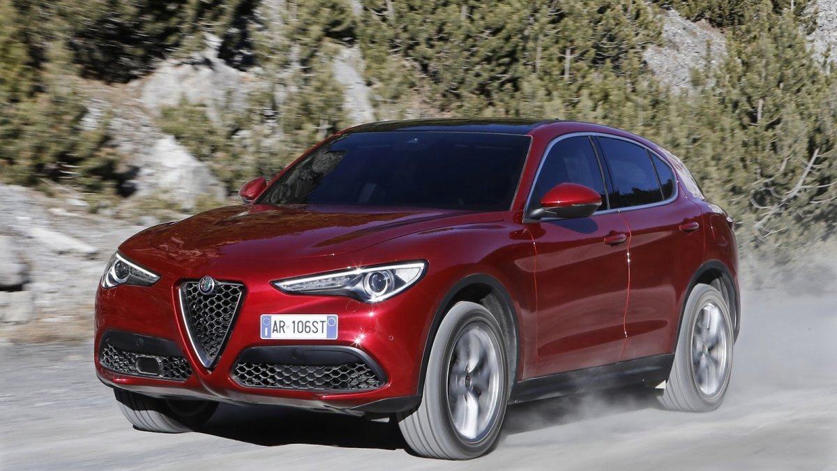 Alfa Romeo Stelvio přichází i v základní variantě, pořád je krásná.