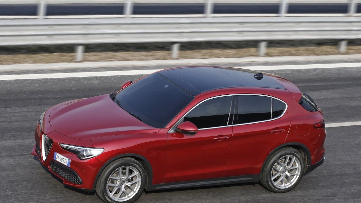 Alfa Romeo Stelvio přichází i v základní variantě, pořád je krásná.