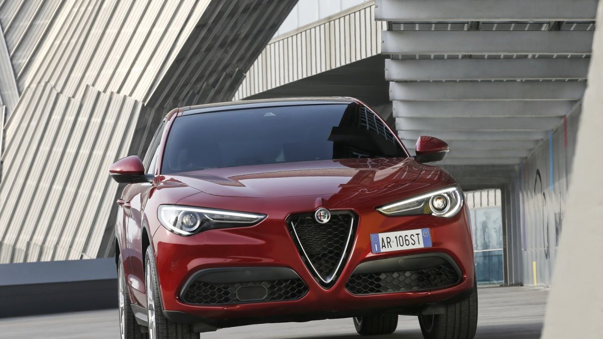 Alfa Romeo Stelvio přichází i v základní variantě, pořád je krásná.
