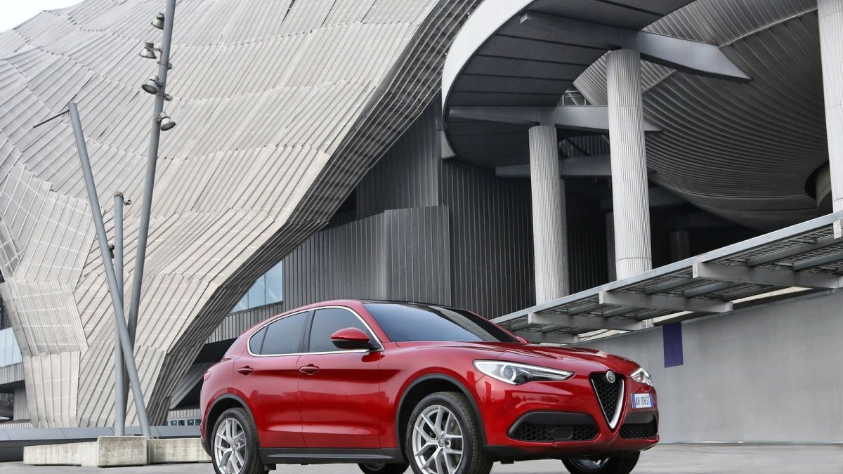 Alfa Romeo Stelvio přichází i v základní variantě, pořád je krásná.