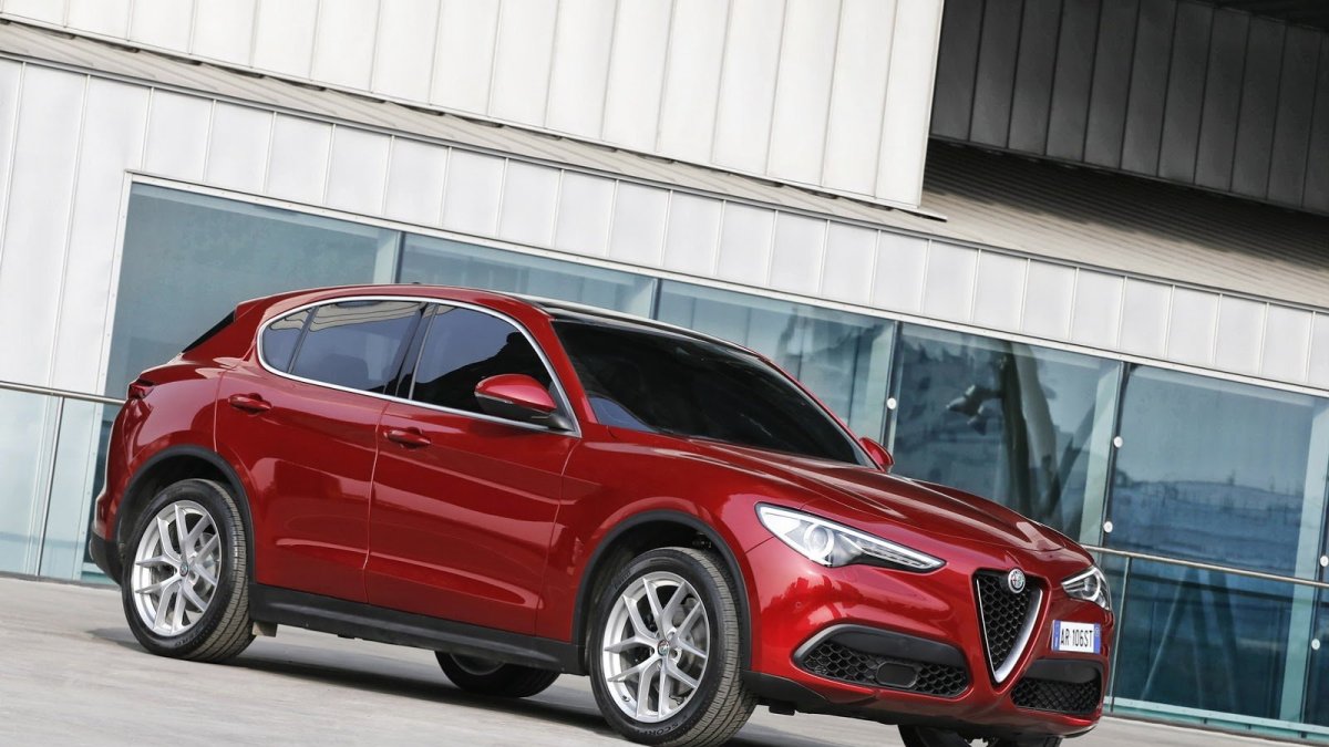 Alfa Romeo Stelvio přichází i v základní variantě, pořád je krásná.