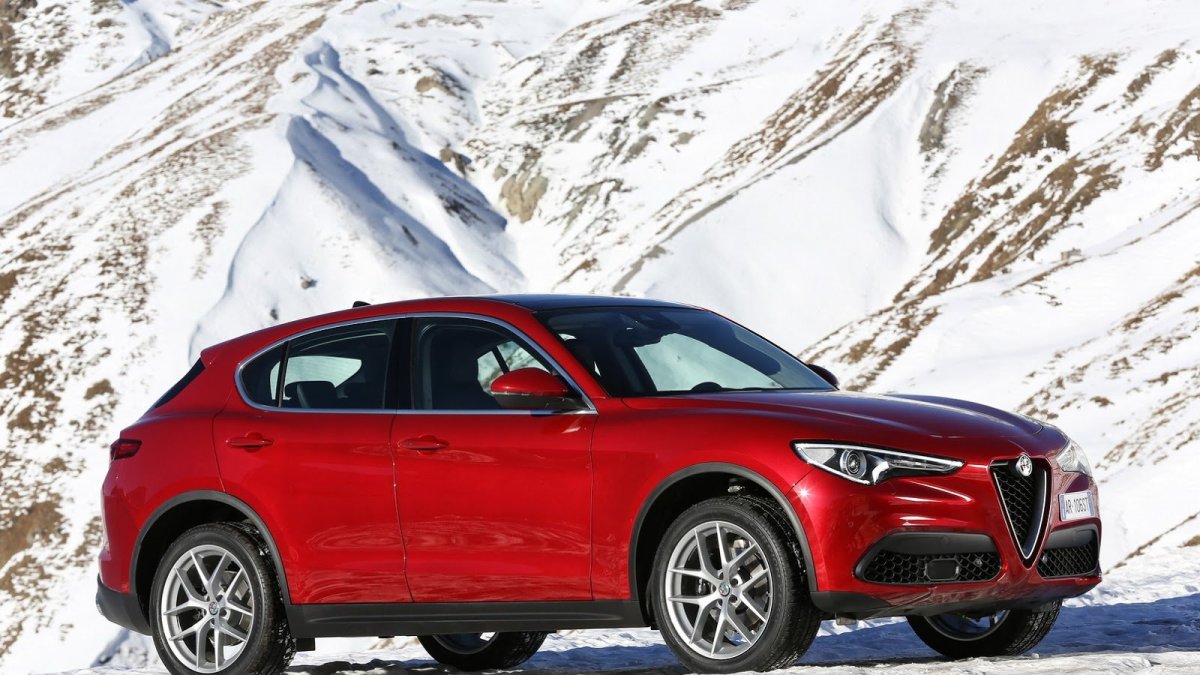 Alfa Romeo Stelvio přichází i v základní variantě, pořád je krásná.