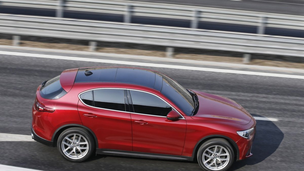 Alfa Romeo Stelvio přichází i v základní variantě, pořád je krásná.