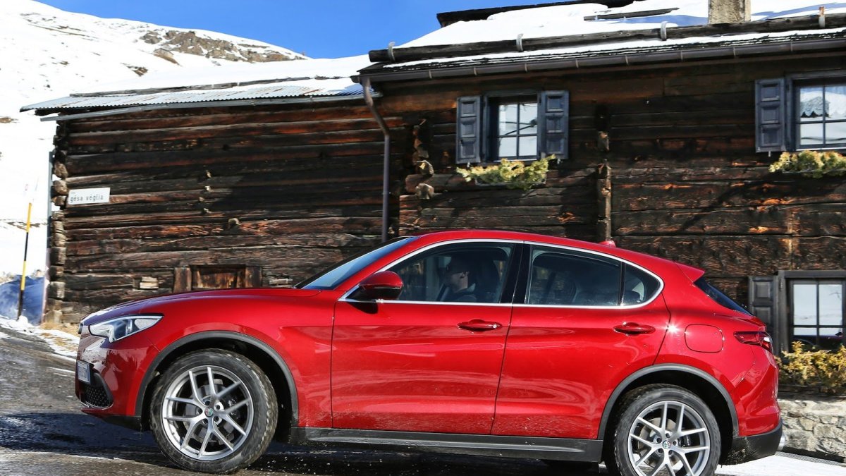 Alfa Romeo Stelvio přichází i v základní variantě, pořád je krásná.