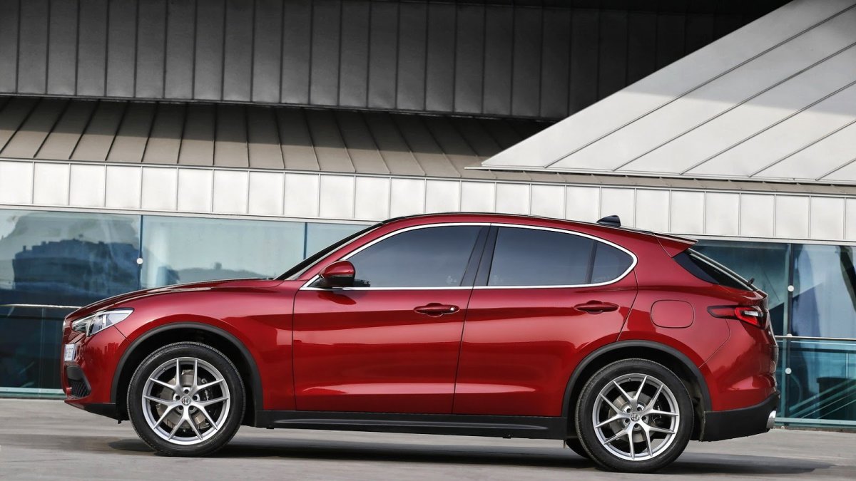 Alfa Romeo Stelvio přichází i v základní variantě, pořád je krásná.