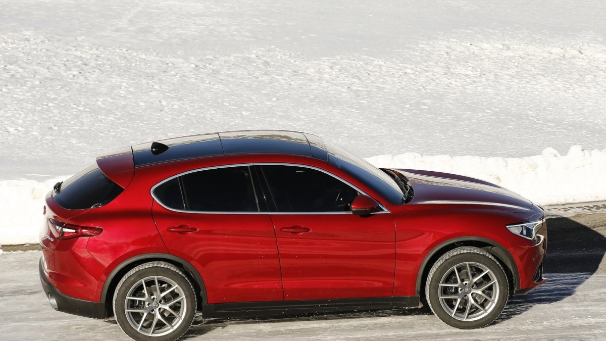 Alfa Romeo Stelvio přichází i v základní variantě, pořád je krásná.