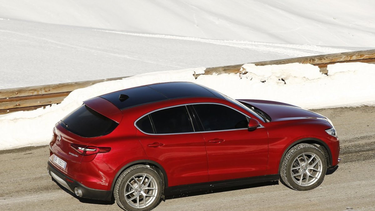 Alfa Romeo Stelvio přichází i v základní variantě, pořád je krásná.