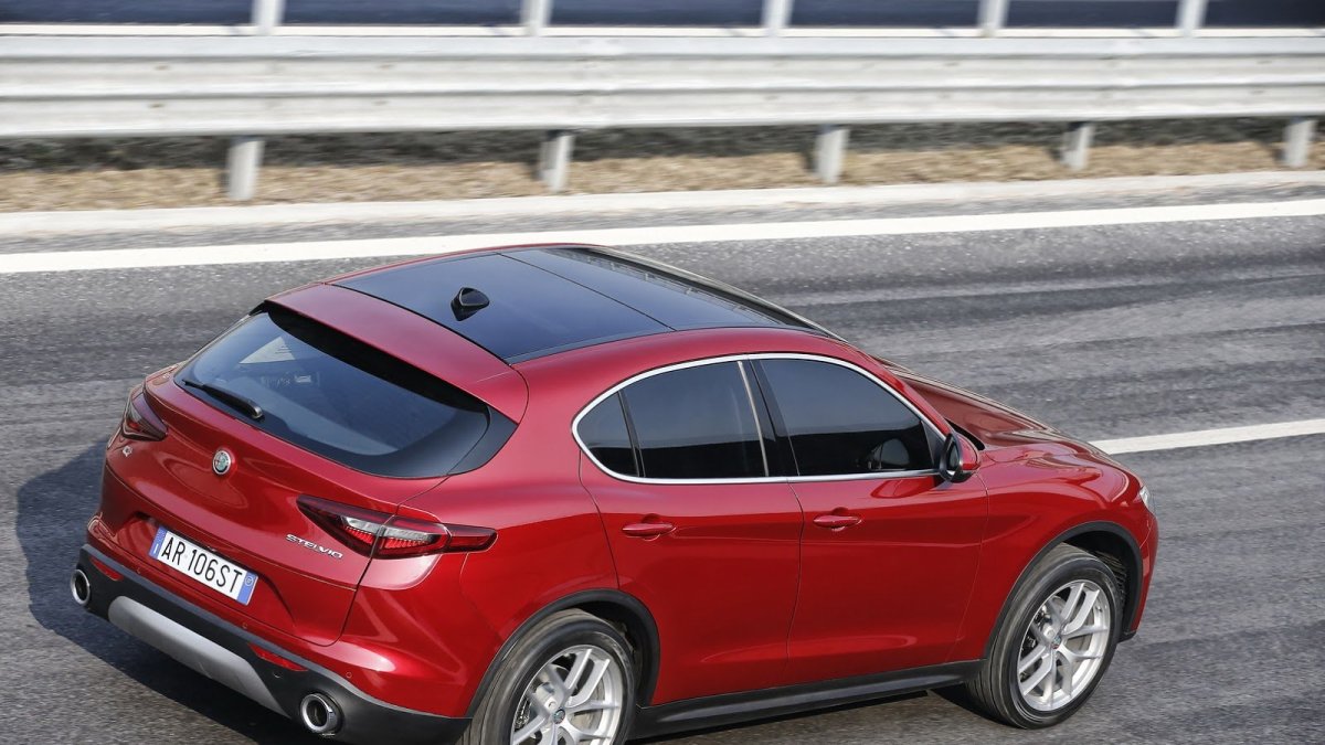 Alfa Romeo Stelvio přichází i v základní variantě, pořád je krásná.