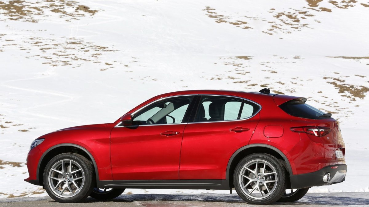 Alfa Romeo Stelvio přichází i v základní variantě, pořád je krásná.
