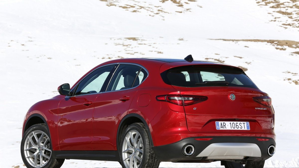 Alfa Romeo Stelvio přichází i v základní variantě, pořád je krásná.