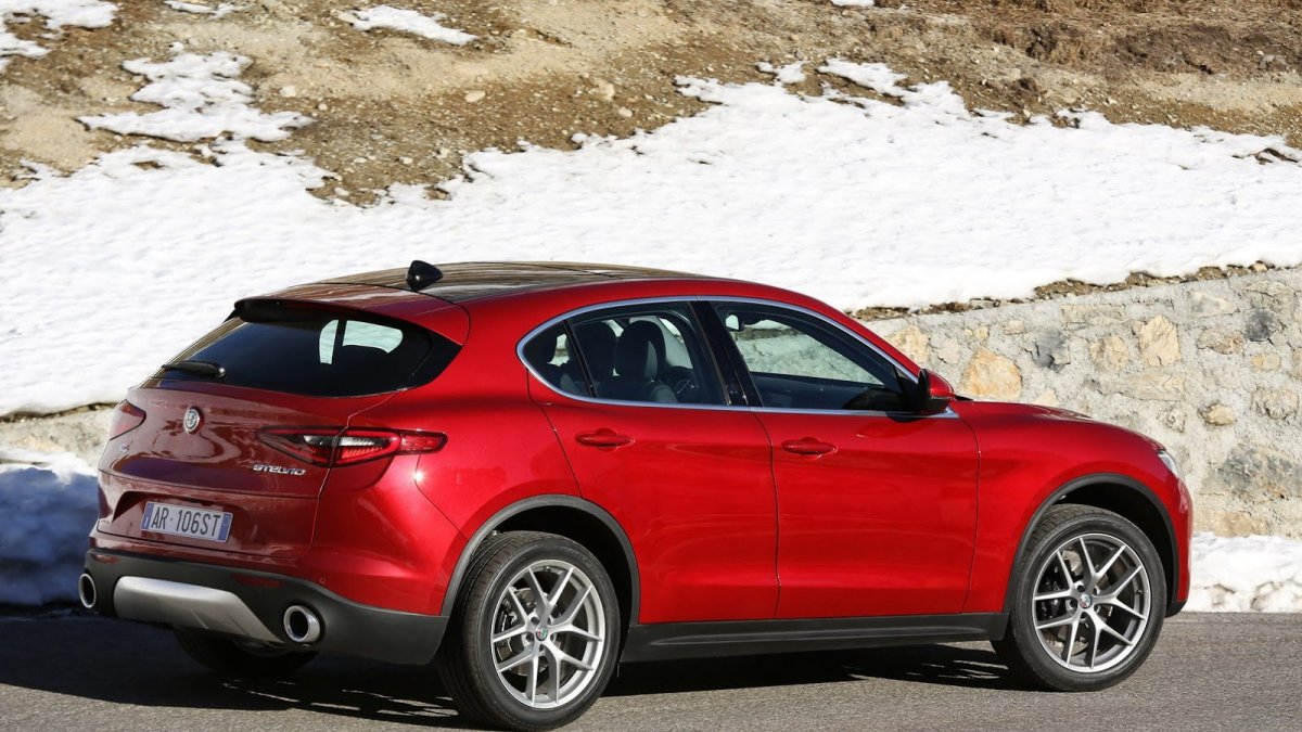 Alfa Romeo Stelvio přichází i v základní variantě, pořád je krásná.