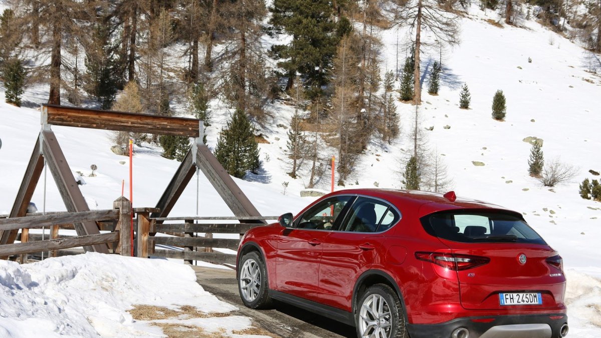 Alfa Romeo Stelvio přichází i v základní variantě, pořád je krásná.