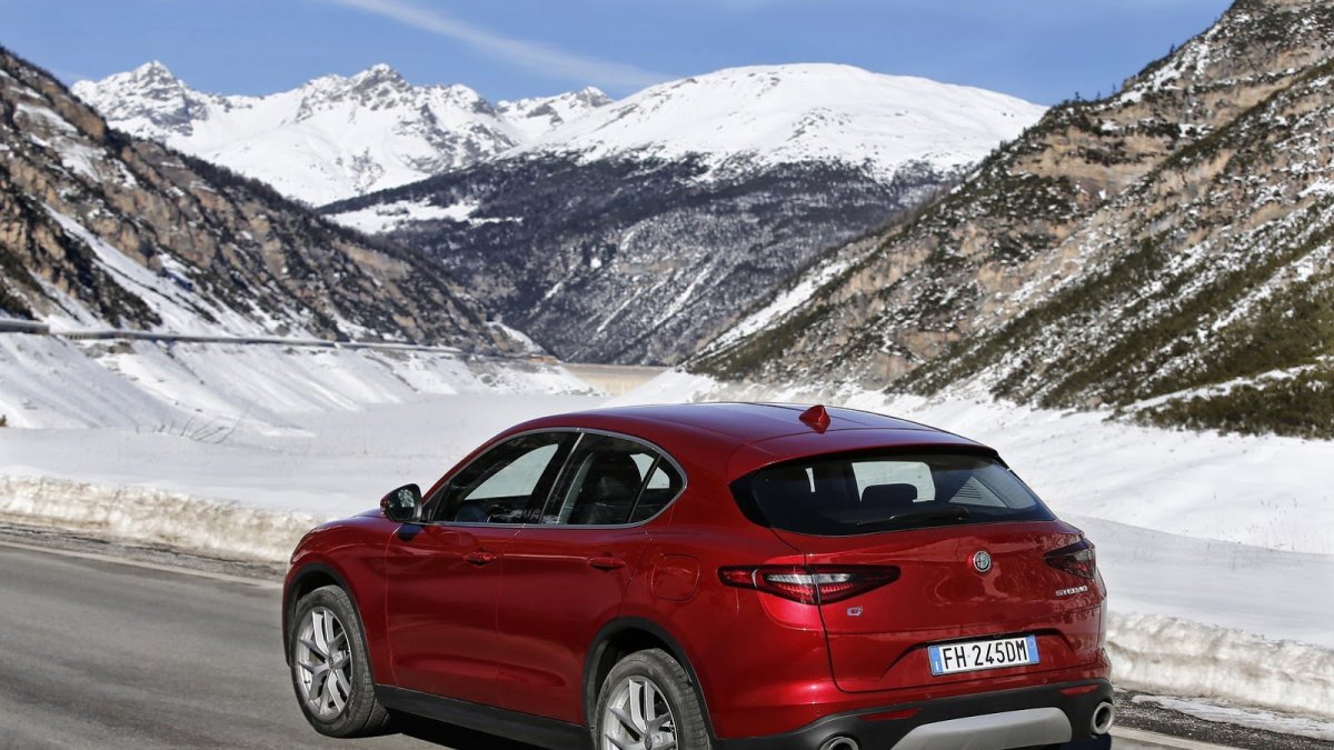 Alfa Romeo Stelvio přichází i v základní variantě, pořád je krásná.