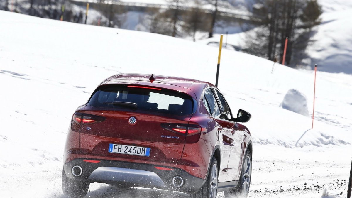 Alfa Romeo Stelvio přichází i v základní variantě, pořád je krásná.