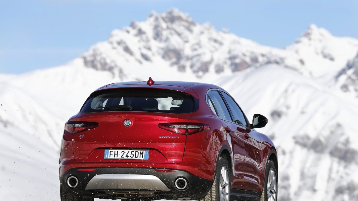Alfa Romeo Stelvio přichází i v základní variantě, pořád je krásná.